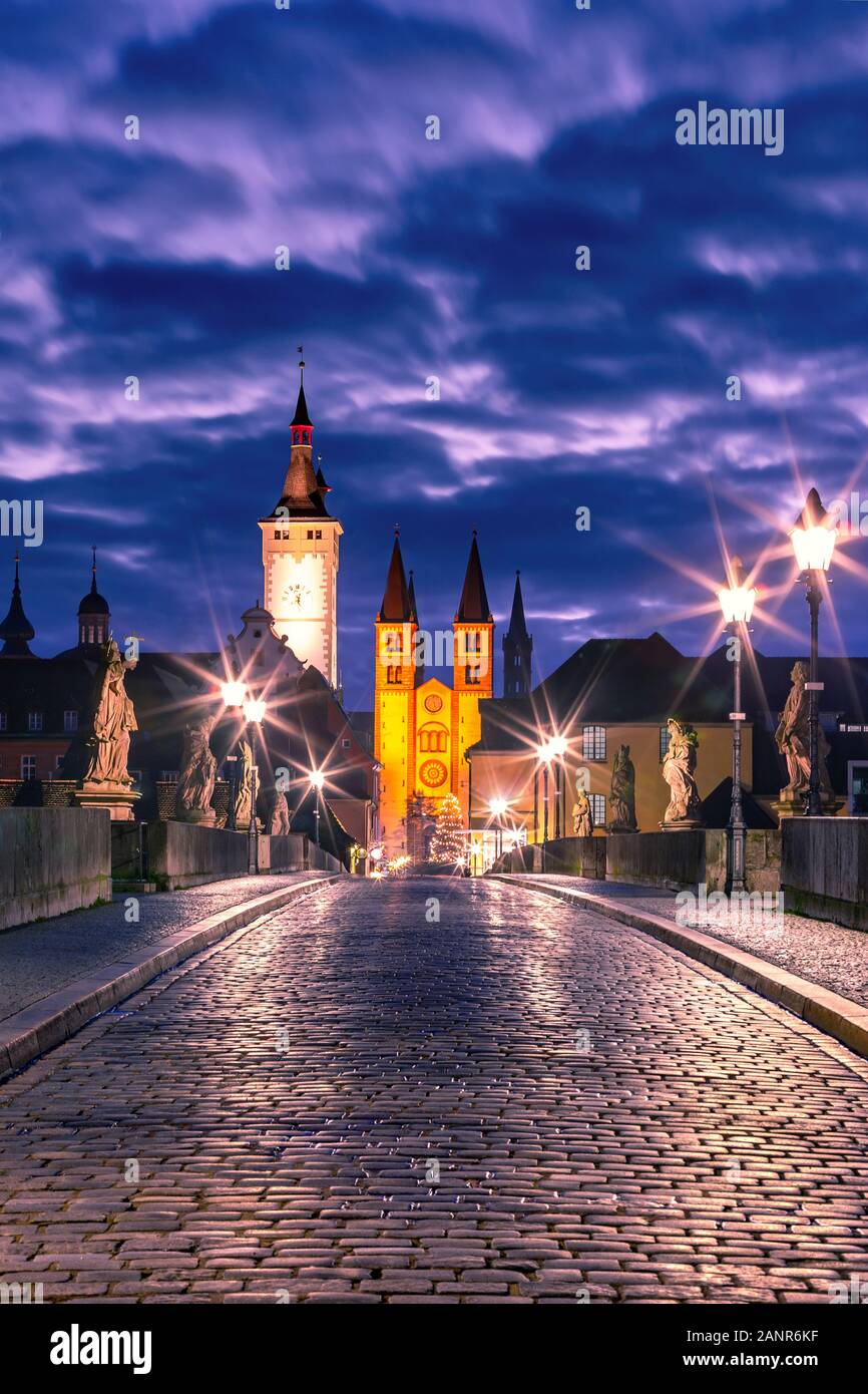 Alte Mainbrücke, Alte Mainbrucke mit Statuen von Heiligen, die Kathedrale und das Rathaus in der Altstadt von Würzburg, Franken, Bayern, Deutschland Stockfoto