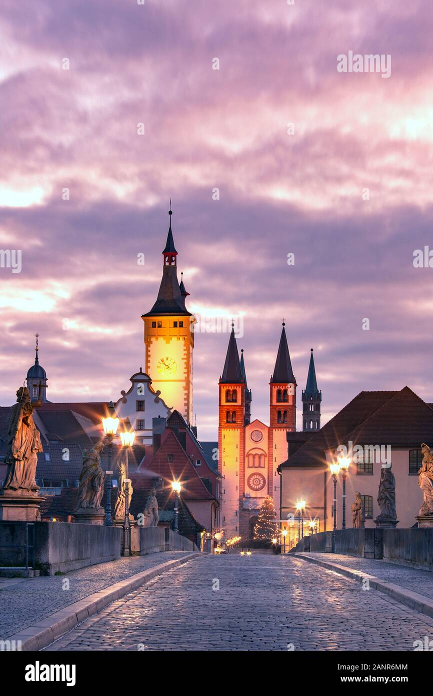 Alte Mainbrücke, Alte Mainbrucke mit Statuen von Heiligen, die Kathedrale und das Rathaus in der Altstadt von Würzburg, Franken, Bayern, Deutschland Stockfoto