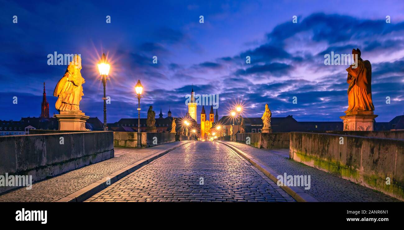 Alte Mainbrücke, Alte Mainbrucke mit Statuen von Heiligen, die Kathedrale und das Rathaus in der Altstadt von Würzburg, Franken, Bayern, Deutschland Stockfoto