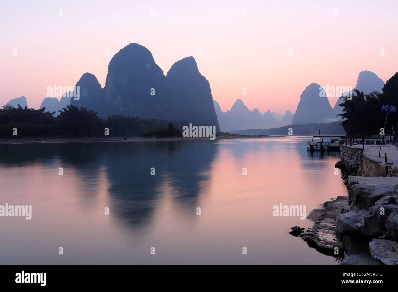 Li River bei Sonnenuntergang, Guilin, China Stockfoto