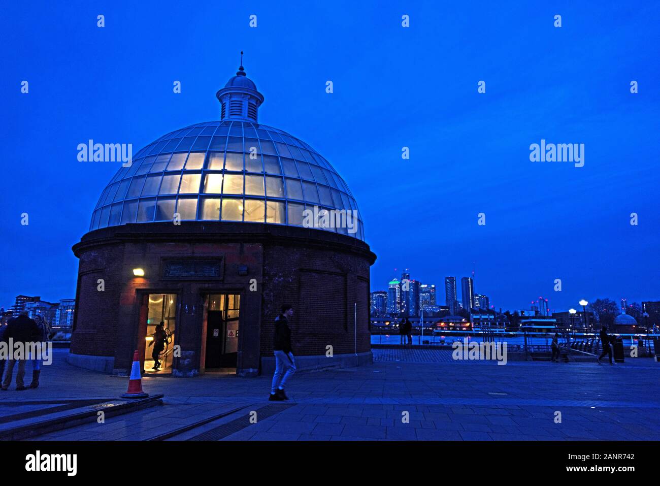 Der Eingang Kuppel der Greenwich Foot Tunnel leuchtet im Winter Twilight, London. Stockfoto