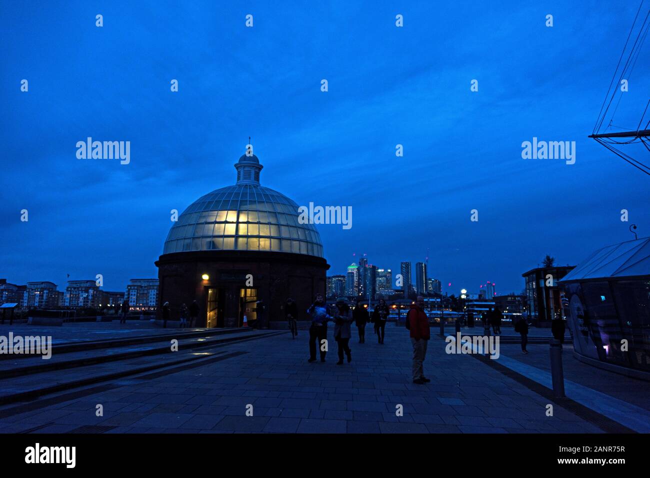 Der Eingang Kuppel der Greenwich Foot Tunnel leuchtet im Winter Twilight, London. Stockfoto