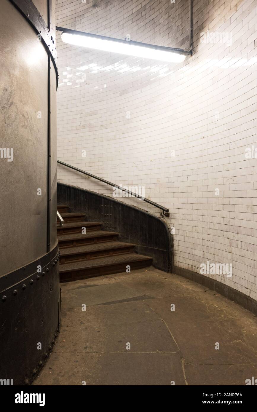 Treppe zum Greenwich Foot Tunnel, London, England. Stockfoto