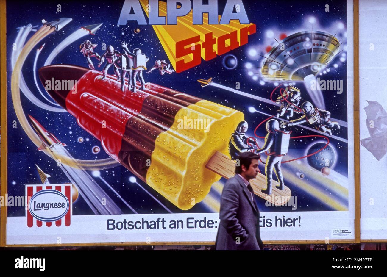 Mann vorbei gehen ein Eis bar Plakat auf der Straße in Frankfurt am Main, Deutschland circa 1979. Stockfoto