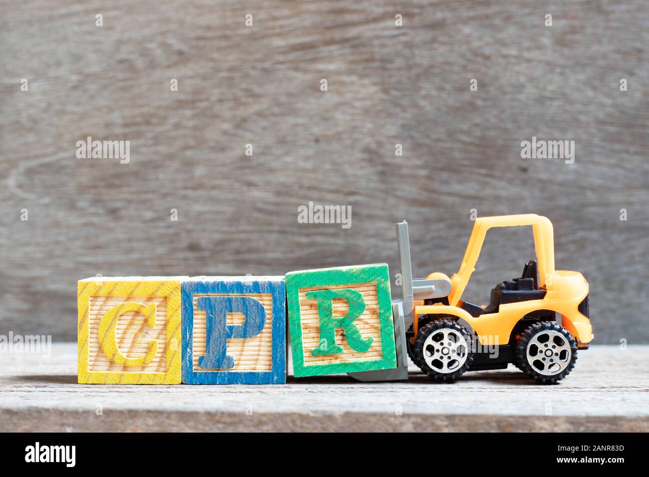 Spielzeug Gabelstapler Buchstaben gedrückt. block r Wort CPR (Abkürzung der kardiopulmonalen Reanimation) auf Holz Hintergrund abzuschließen Stockfoto
