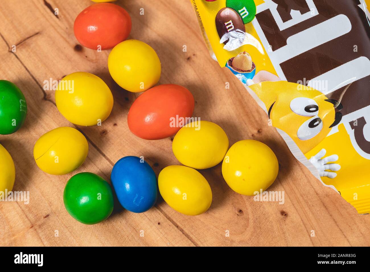 Foto von Erdnussschokolade von M&M auf einem Holzobjekt. Stockfoto