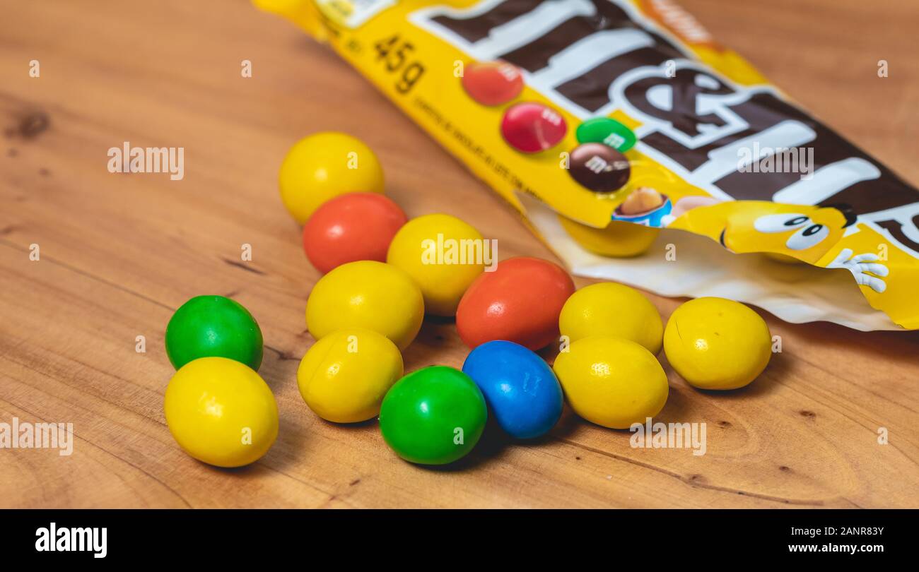 Foto von Erdnussschokolade von M&M auf einem Holzobjekt. Stockfoto