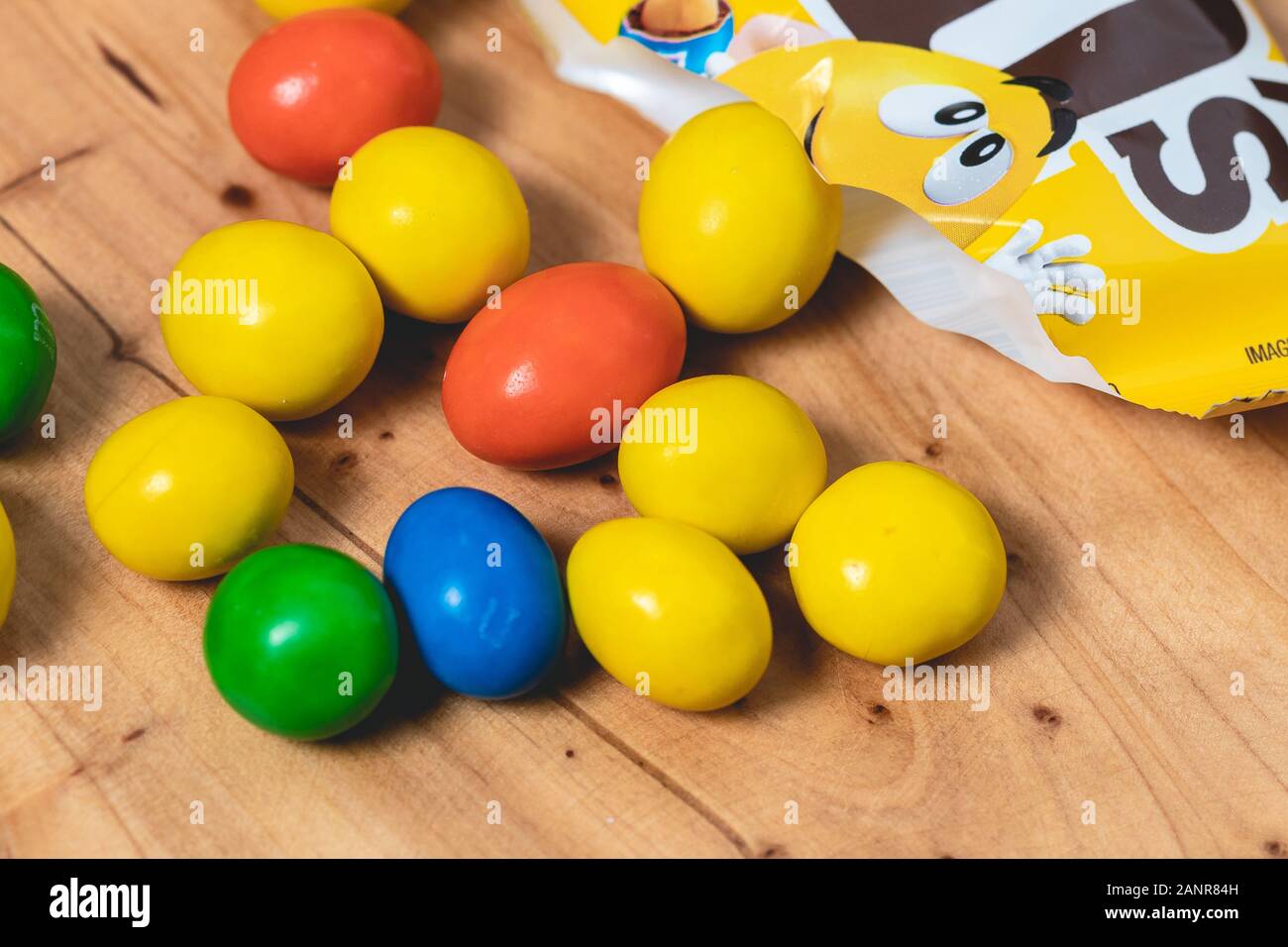 Foto von Erdnussschokolade von M&M auf einem Holzobjekt. Stockfoto