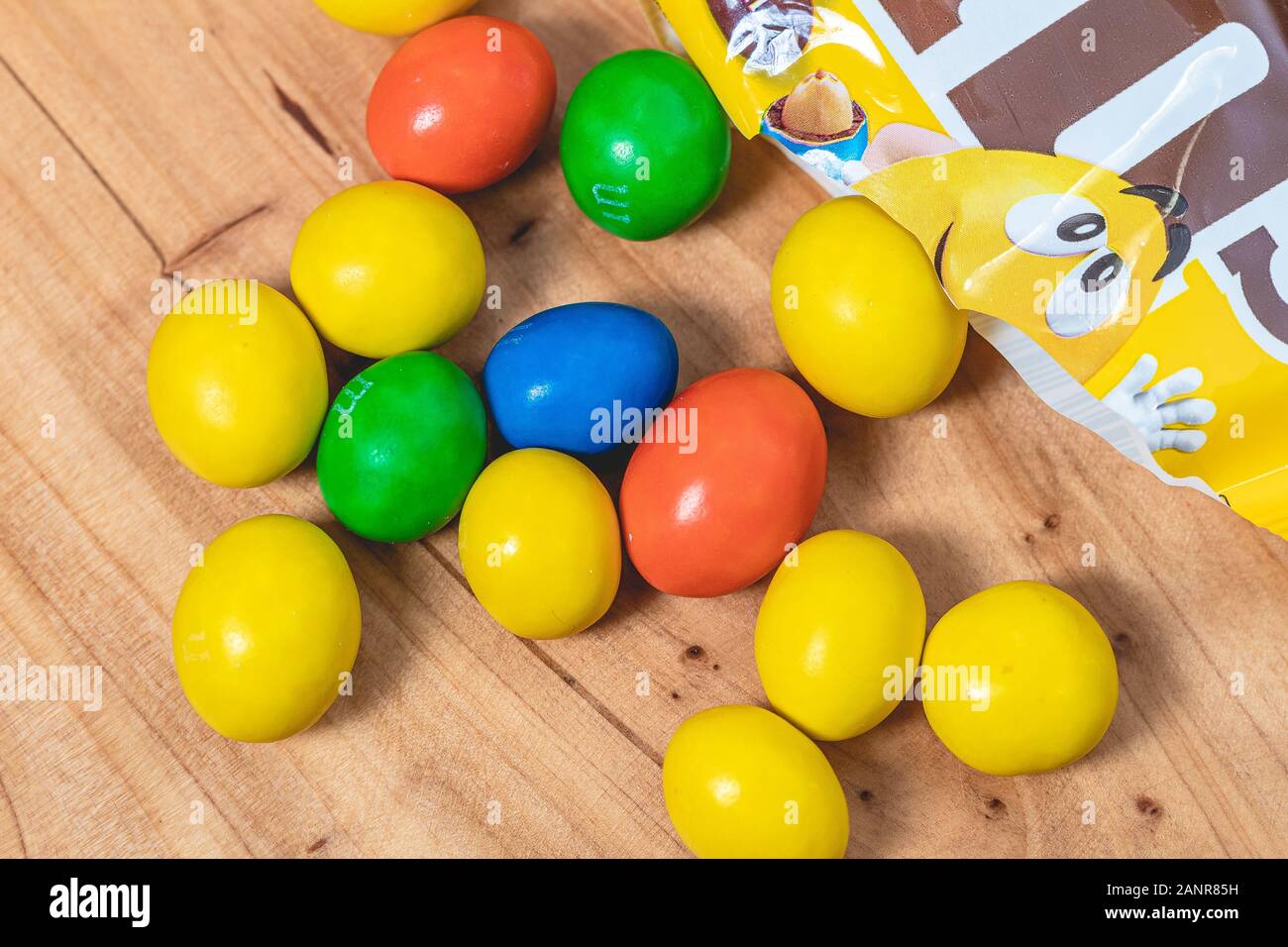 Foto von Erdnussschokolade von M&M auf einem Holzobjekt. Stockfoto
