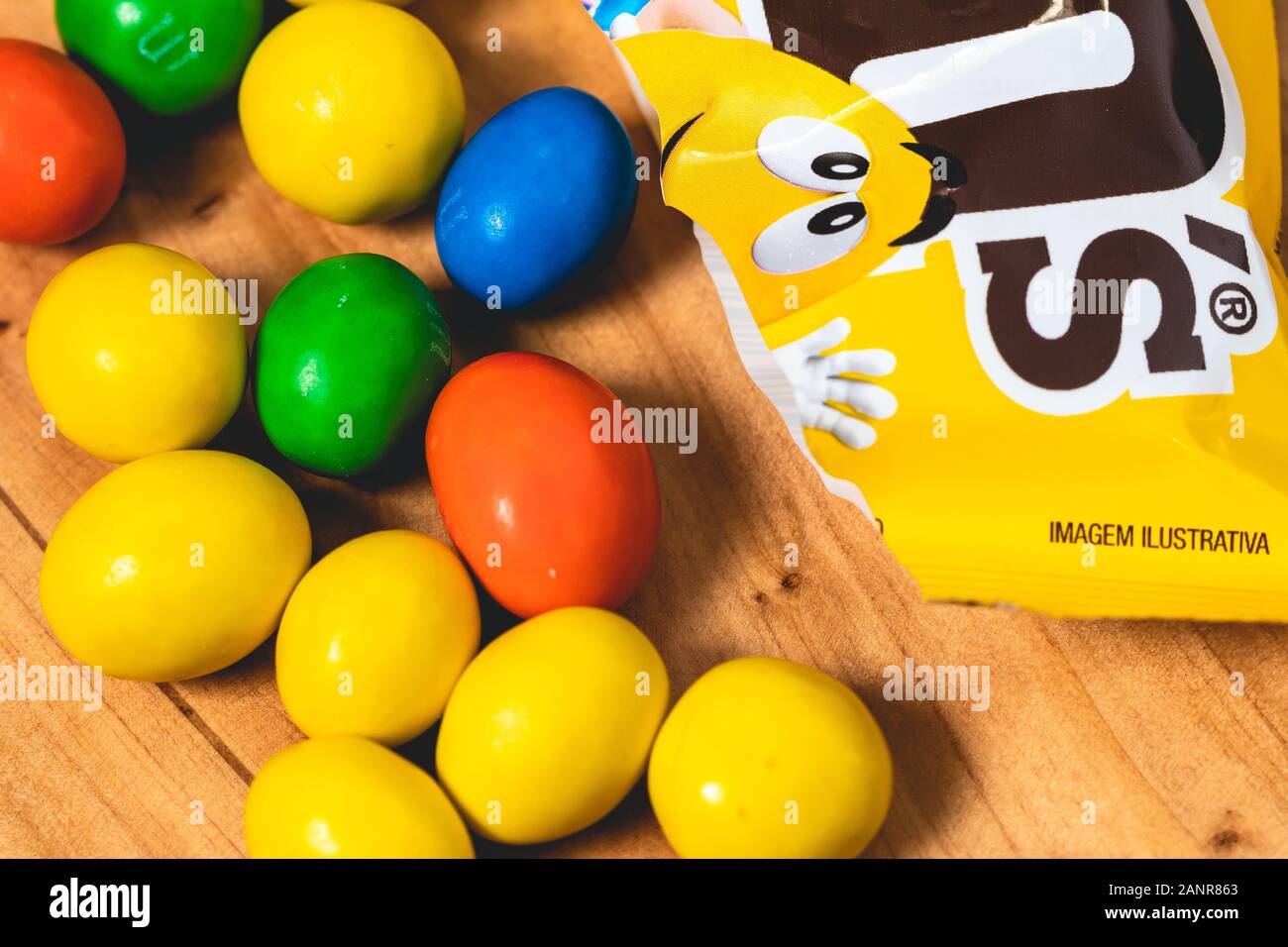 Foto von Erdnussschokolade von M&M auf einem Holzobjekt. Stockfoto