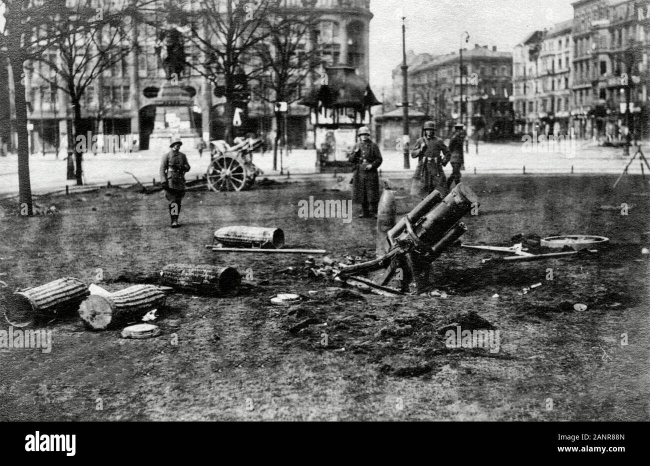 Große Straße Kämpfe in Berlin während des Generalstreiks. Schwere mine Startsymbole auf dem Alexanderplatz. Januar 1919 Stockfoto