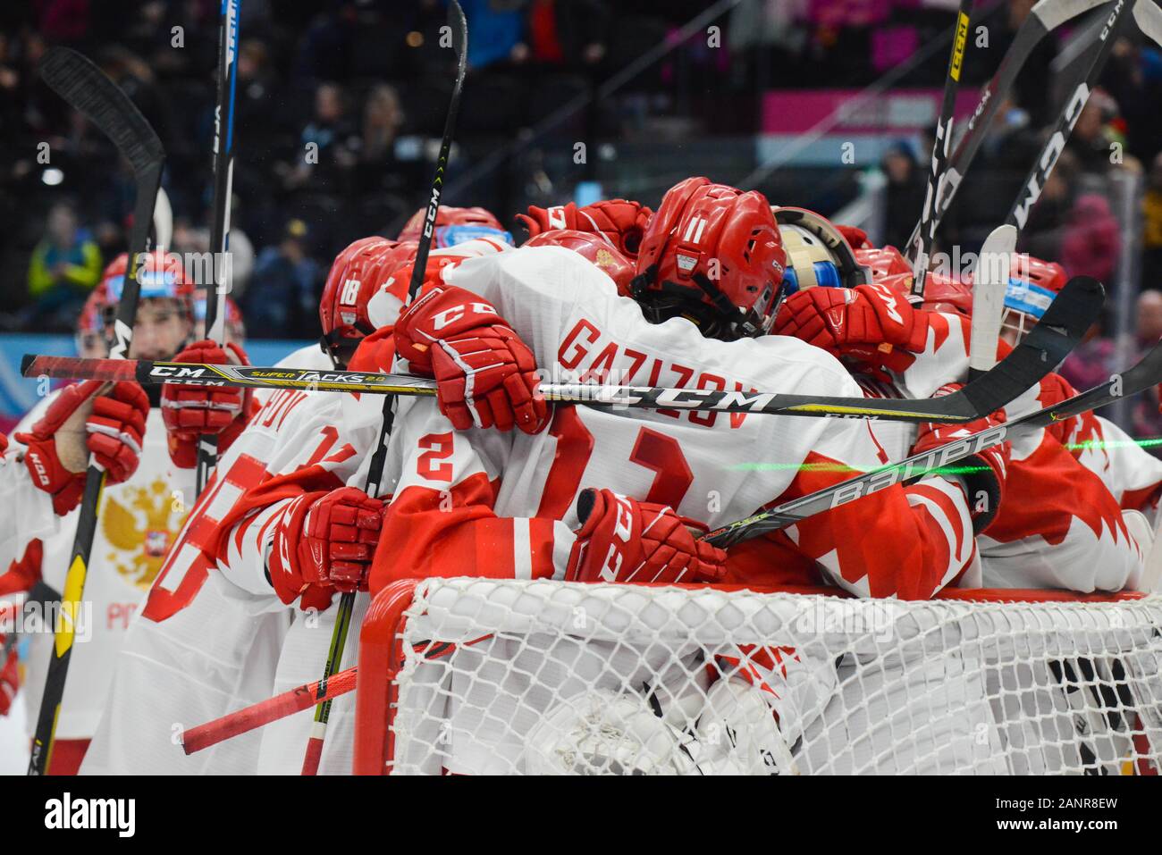 Lausanne, Schweiz. 18 Jan, 2020. Mitglieder des russischen Eishockey Team feiern ihren Gewinn über Kanada im Winter Youth Olympic Games 2020 in Lausanne in der Schweiz. Russland gewann das Spiel 6-2. Quelle: Christopher Abgabe/ZUMA Draht/Alamy leben Nachrichten Stockfoto