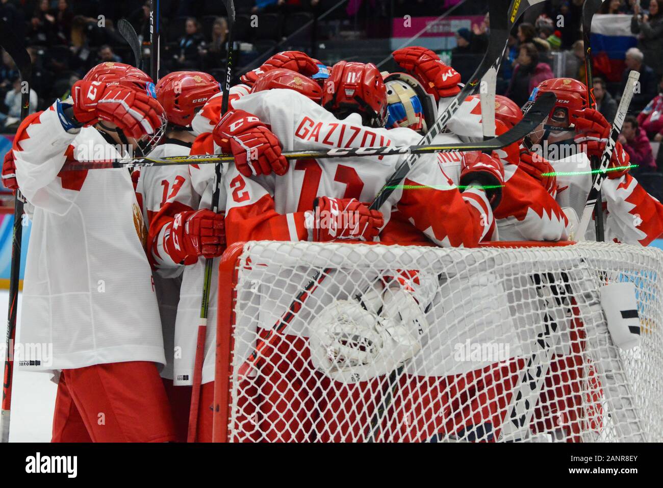 Lausanne, Schweiz. 18 Jan, 2020. Mitglieder des russischen Eishockey Team feiern ihren Gewinn über Kanada im Winter Youth Olympic Games 2020 in Lausanne in der Schweiz. Russland gewann das Spiel 6-2. Quelle: Christopher Abgabe/ZUMA Draht/Alamy leben Nachrichten Stockfoto