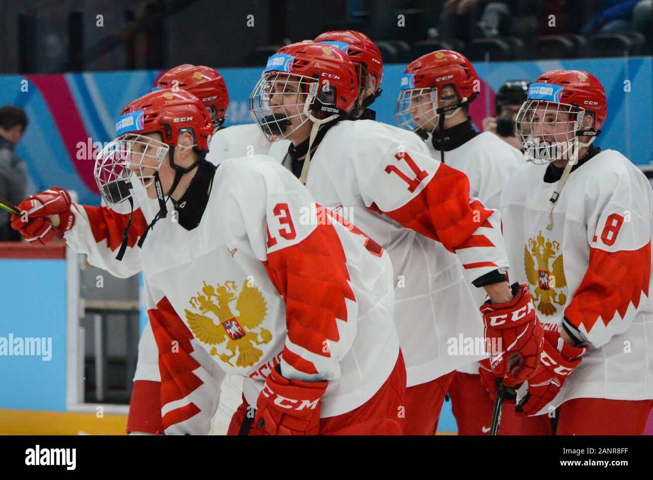 Lausanne, Schweiz. 18 Jan, 2020. Mitglieder des russischen Eishockey Team feiern ihren Gewinn über Kanada im Winter Youth Olympic Games 2020 in Lausanne in der Schweiz. Russland gewann das Spiel 6-2. Quelle: Christopher Abgabe/ZUMA Draht/Alamy leben Nachrichten Stockfoto