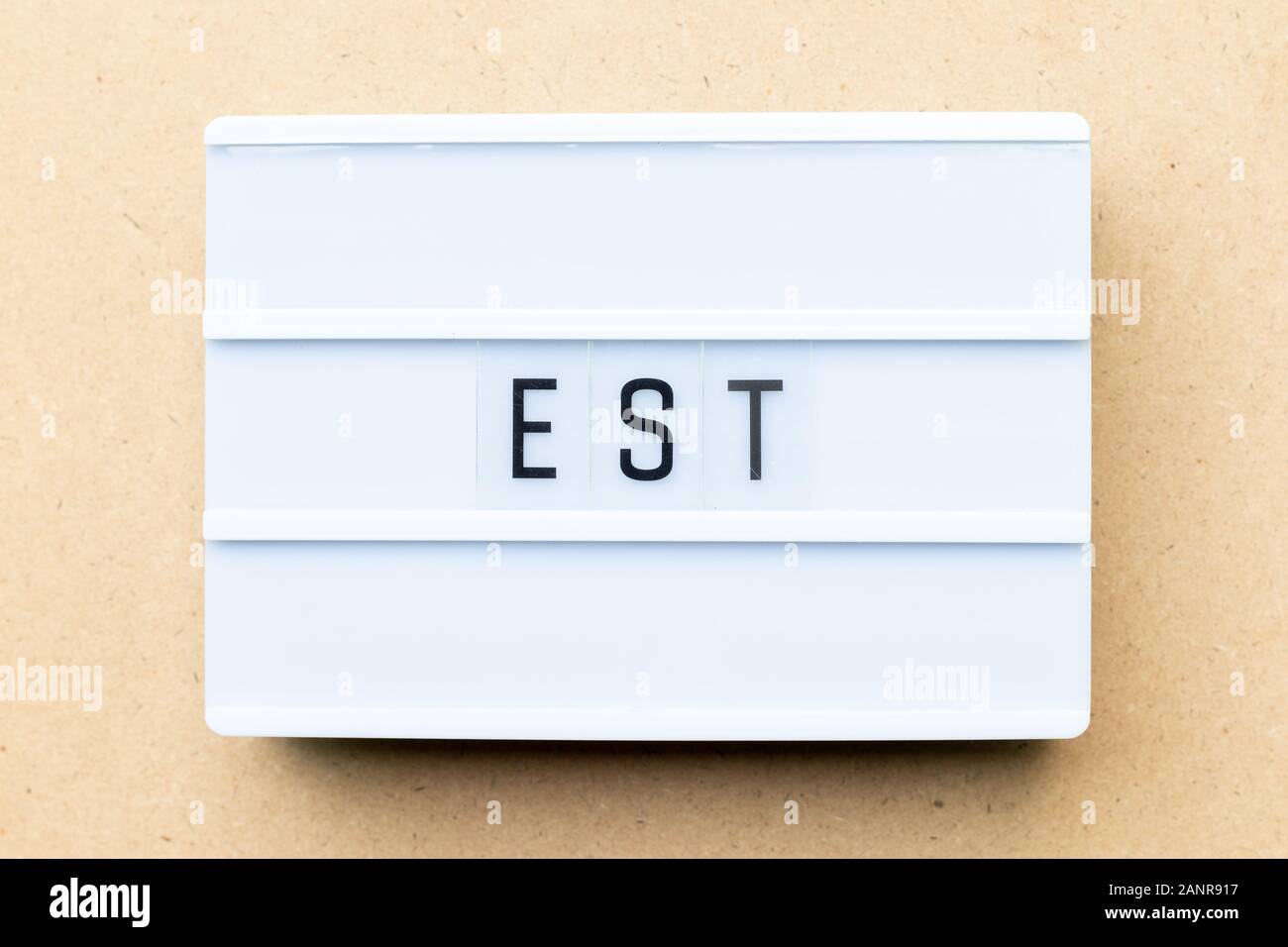 White Lightbox mit Wort est (Abkürzung von etablierten, geschätzt, Eastern Time Zone, expressed sequence tags) auf Holz Hintergrund Stockfoto