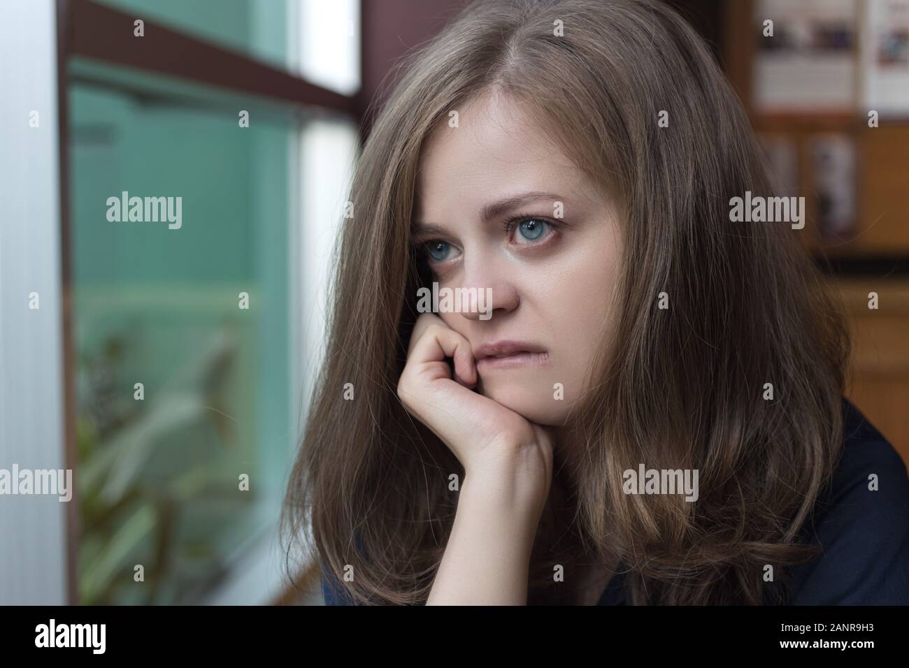 Weinende junge kaukasische Frau Mädchen sieht traurig, depressiv, verärgert oder unglücklich Stockfoto
