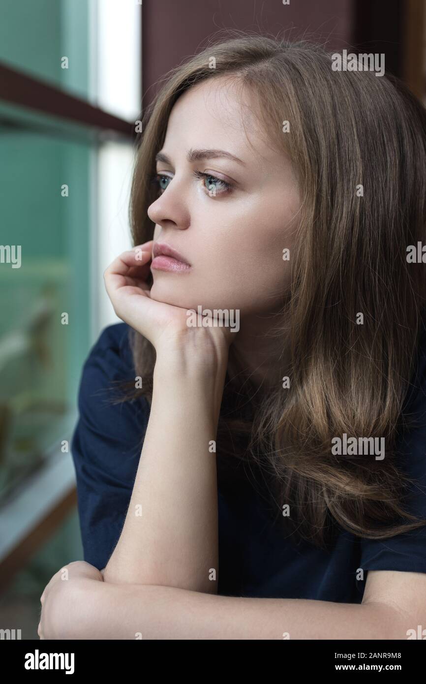 Weinende junge kaukasische Frau Mädchen sieht traurig, depressiv, verärgert oder unglücklich Stockfoto