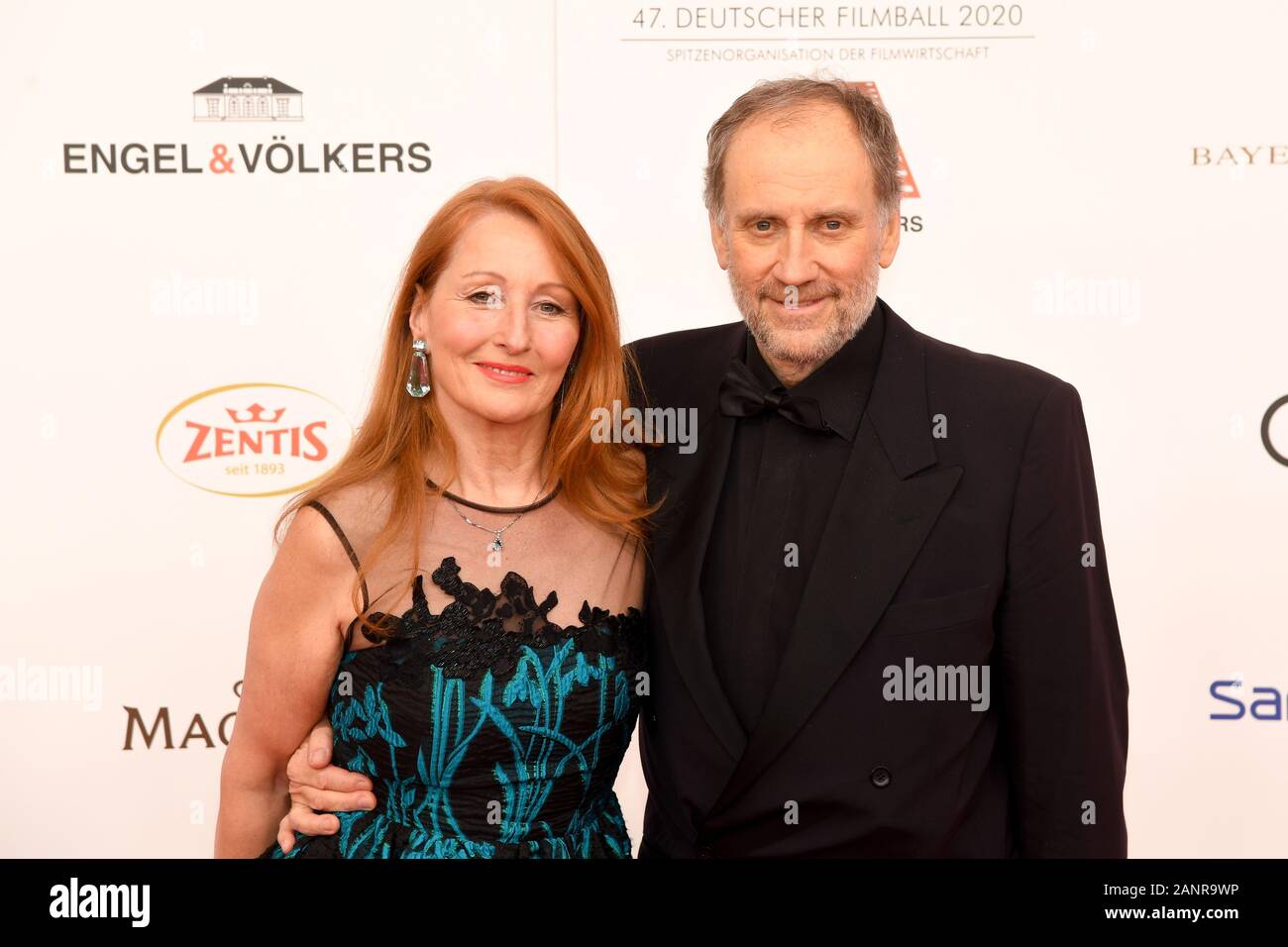 München, Deutschland. 18 Jan, 2020. Harold Faltermeyer, Komponist, und sein Partner Birgitt Wolff kommen für die 47 Deutschen Filmball im Hotel Bayerischer Hof. Quelle: Tobias Hase/dpa/Alamy leben Nachrichten Stockfoto