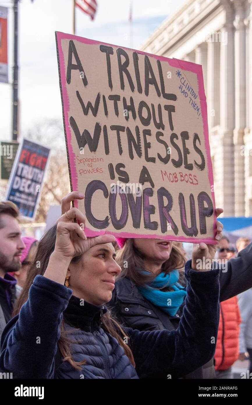 San Francisco, USA. 18. Januar, 2020. Der 4. jährlichen Frauen März San Francisco, Kalifornien. Eine Frau hält ein Schild mit der Aufschrift, "ein Prozess ohne Zeugen ist ein cover up." Stockfoto