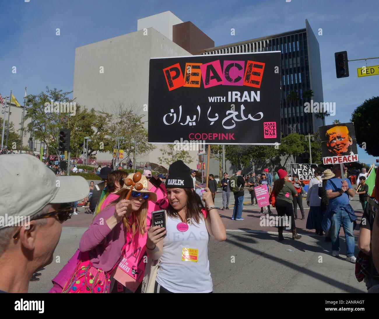 Los Angeles, USA. 18 Jan, 2020. Tausende von Frauen besucht der vierten jährlichen Frauen März LA: Frauen steigen die nächsten Präsidenten zu fordern haben eine klare Agenda für die Rechte der Frauen im Rathaus am Samstag, Januar 18, 2020 in Los Angeles. Ähnliche Märsche waren über der Nation gehalten, da sie jedes Jahr seit 2017 in Verbindung mit Präsident Donald Trump Einweihung haben. Der März war im März die Frauen LA Stiftung, die ihre Aufgabe als "weiterhin die wichtige Arbeit der Hervorhebung der Kämpfe marginalisierter Gemeinschaften und alle Angriffe auf die Menschenrechte beschrieben organisiert. Gutschrift Stockfoto