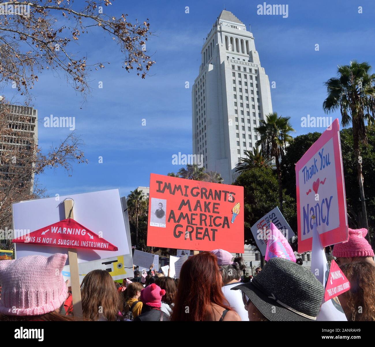 Los Angeles, USA. 18 Jan, 2020. Tausende von Frauen besucht der vierten jährlichen Frauen März LA: Frauen steigen die nächsten Präsidenten zu fordern haben eine klare Agenda für die Rechte der Frauen im Rathaus am Samstag, Januar 18, 2020 in Los Angeles. Ähnliche Märsche waren über der Nation gehalten, da sie jedes Jahr seit 2017 in Verbindung mit Präsident Donald Trump Einweihung haben. Der März war im März die Frauen LA Stiftung, die ihre Aufgabe als "weiterhin die wichtige Arbeit der Hervorhebung der Kämpfe marginalisierter Gemeinschaften und alle Angriffe auf die Menschenrechte beschrieben organisiert. Gutschrift Stockfoto