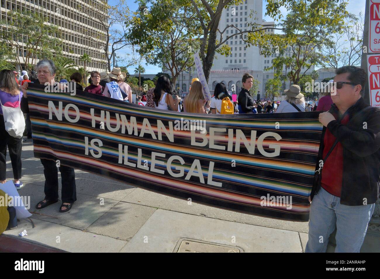 Los Angeles, USA. 18 Jan, 2020. Tausende von Frauen besucht der vierten jährlichen Frauen März LA: Frauen steigen die nächsten Präsidenten zu fordern haben eine klare Agenda für die Rechte der Frauen im Rathaus am Samstag, Januar 18, 2020 in Los Angeles. Ähnliche Märsche waren über der Nation gehalten, da sie jedes Jahr seit 2017 in Verbindung mit Präsident Donald Trump Einweihung haben. Der März war im März die Frauen LA Stiftung, die ihre Aufgabe als "weiterhin die wichtige Arbeit der Hervorhebung der Kämpfe marginalisierter Gemeinschaften und alle Angriffe auf die Menschenrechte beschrieben organisiert. Gutschrift Stockfoto