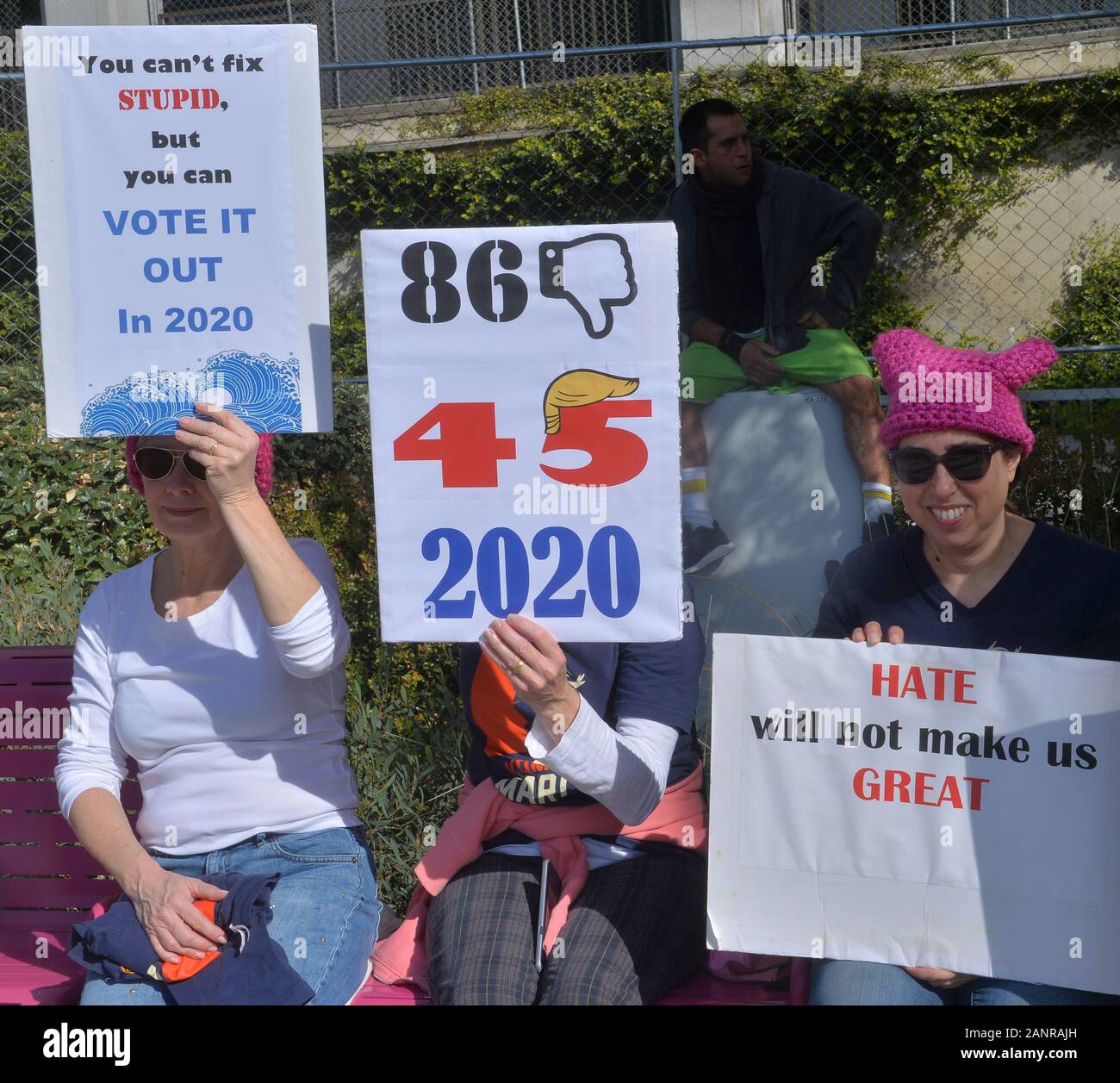 Los Angeles, USA. 18 Jan, 2020. Tausende von Frauen besucht der vierten jährlichen Frauen März LA: Frauen steigen die nächsten Präsidenten zu fordern haben eine klare Agenda für die Rechte der Frauen im Rathaus am Samstag, Januar 18, 2020 in Los Angeles. Ähnliche Märsche waren über der Nation gehalten, da sie jedes Jahr seit 2017 in Verbindung mit Präsident Donald Trump Einweihung haben. Der März war im März die Frauen LA Stiftung, die ihre Aufgabe als "weiterhin die wichtige Arbeit der Hervorhebung der Kämpfe marginalisierter Gemeinschaften und alle Angriffe auf die Menschenrechte beschrieben organisiert. Gutschrift Stockfoto