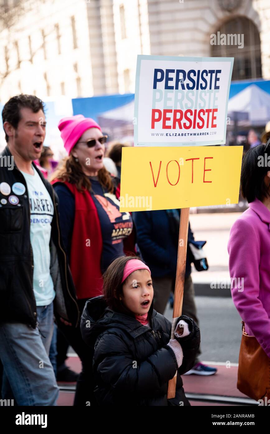 San Francisco, USA. 18. Januar, 2020. Der 4. jährlichen Frauen März San Francisco, Kalifornien. Ein junges Mädchen trägt ein Schild", Anhalten, Anhalten, Anhalten,' und 'Abstimmung' beim Marschieren mit Erwachsenen (Hochformat). Stockfoto