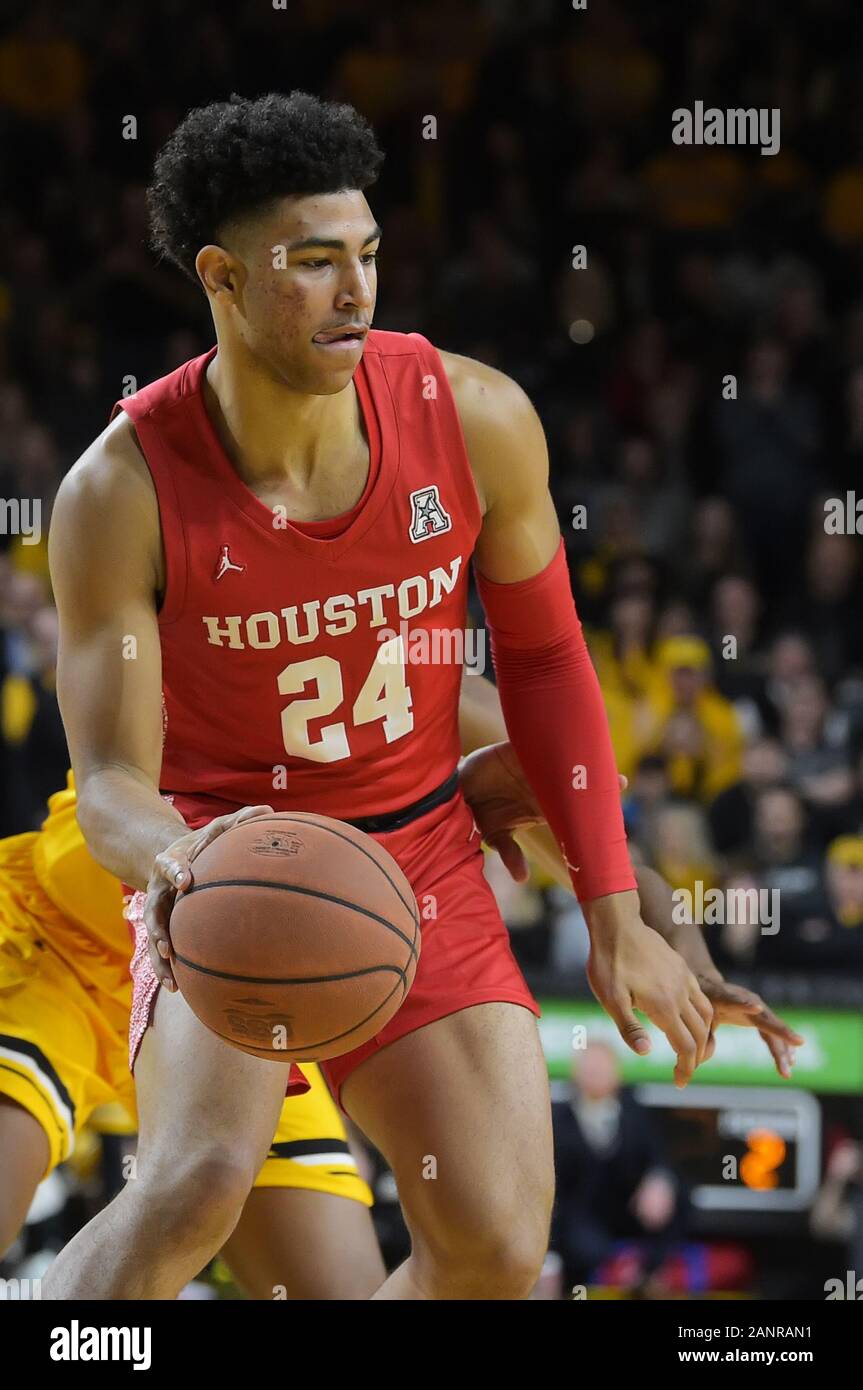 Wichita, Kansas, USA. 18 Jan, 2020. Houston Cougars guard Quentin Grimes (24) übernimmt die Kugel während der NCAA Basketball Spiel zwischen den Houston Cougars und die Wichita State Shockers an Charles Koch Arena in Wichita, Kansas. Kendall Shaw/CSM/Alamy leben Nachrichten Stockfoto