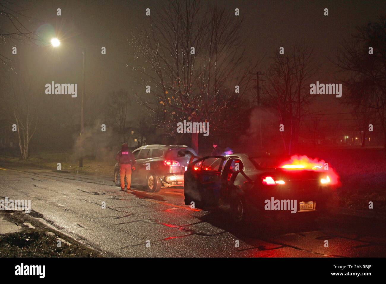 Detroit Polizei Special Ops Offiziere sprechen zu einem Fahrer während eines Verkehr stoppen, Detroit, Michigan, USA Stockfoto