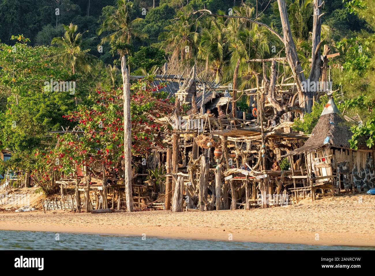 Berühmte Hippie Bar aus Treibholz auf Ko Phayam Insel Stockfoto