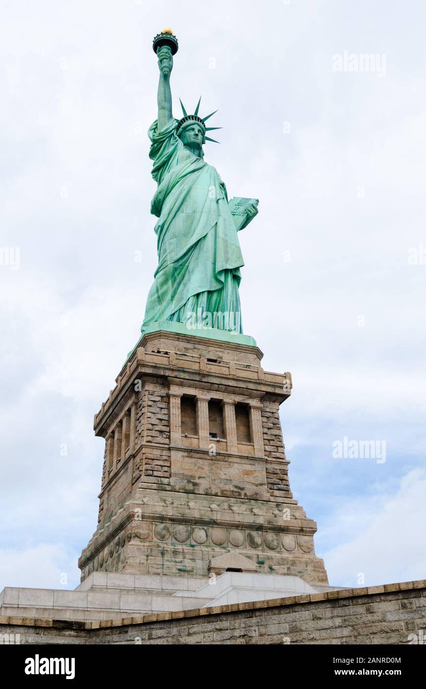 Nahaufnahme Der Freiheitsstatue auf Liberty Island in New York City mit bewölktem Himmel Stockfoto