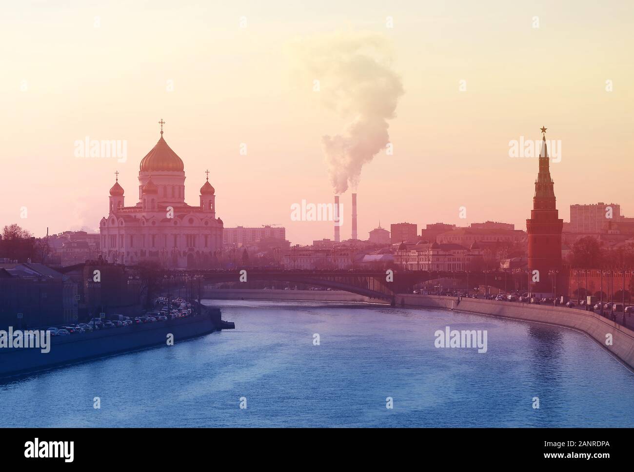 Schönes Foto von Ansichten von Moskau mit dem Fluss und Tempel Stockfoto