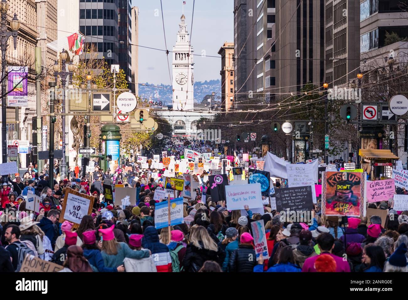 Jan 18, 2020 San Francisco/CA/USA - Teilnehmer bis März Veranstaltung schildern die Frauen mit verschiedenen Fehlermeldungen beim Marschieren auf der Market Street towar Stockfoto