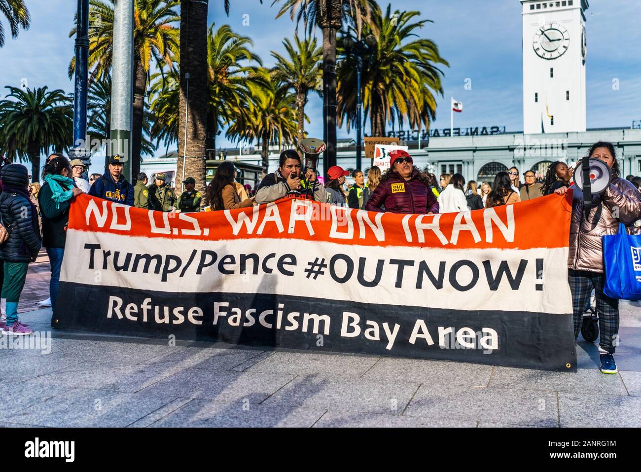 Jan 18, 2020 San Francisco/CA/USA - Anti-kriegs-Demonstranten die Teilnahme an März der Frauen mit einem Schild, auf dem die Meldungen "Kein Krieg gegen den Iran" Stockfoto