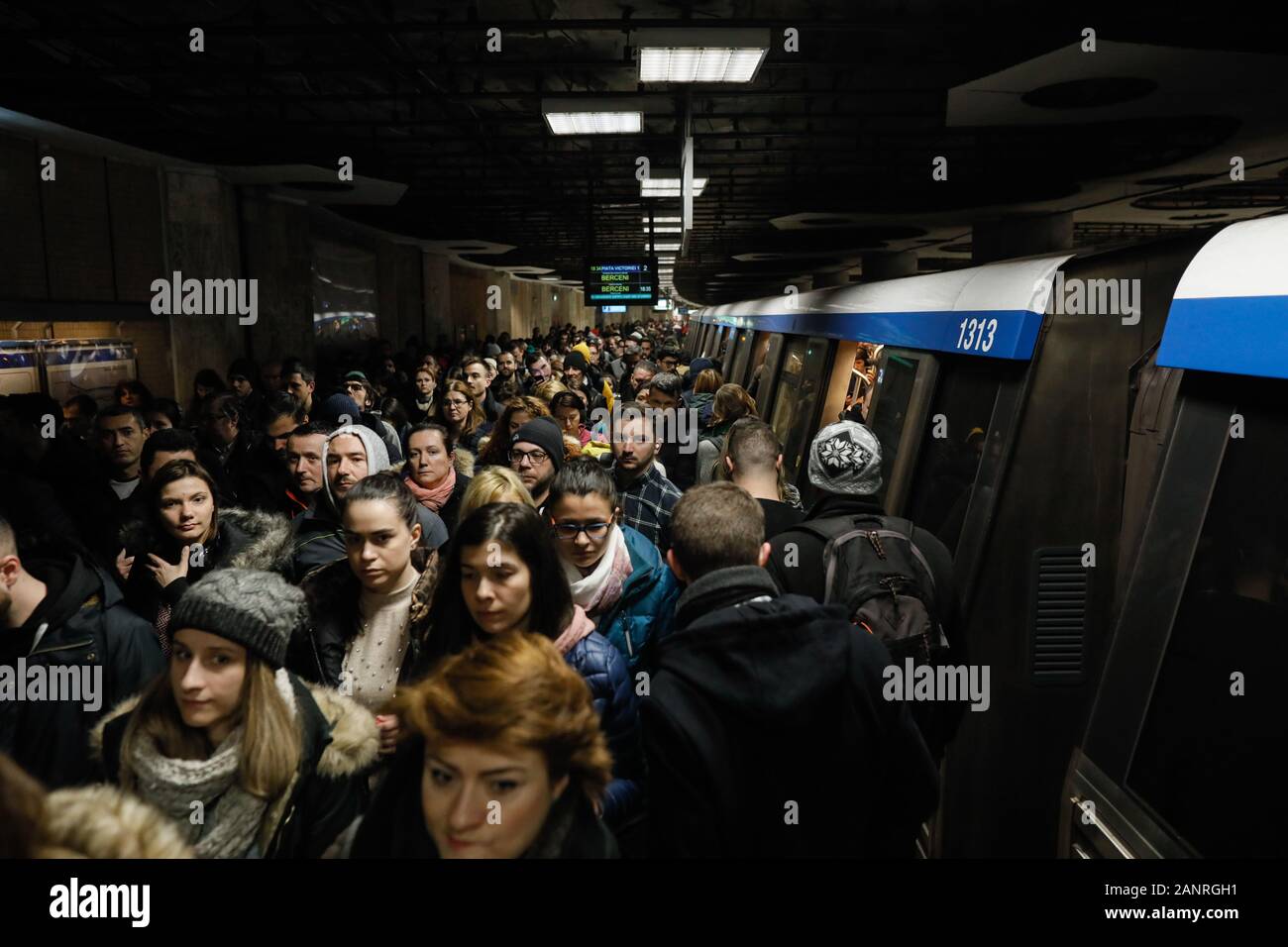 Bukarest, Rumänien - Januar 15, 2020: große Gruppe von Leute, die in die und aus der U-Bahn in die Victoria Square (Piata Victoriei) erhalten Stockfoto