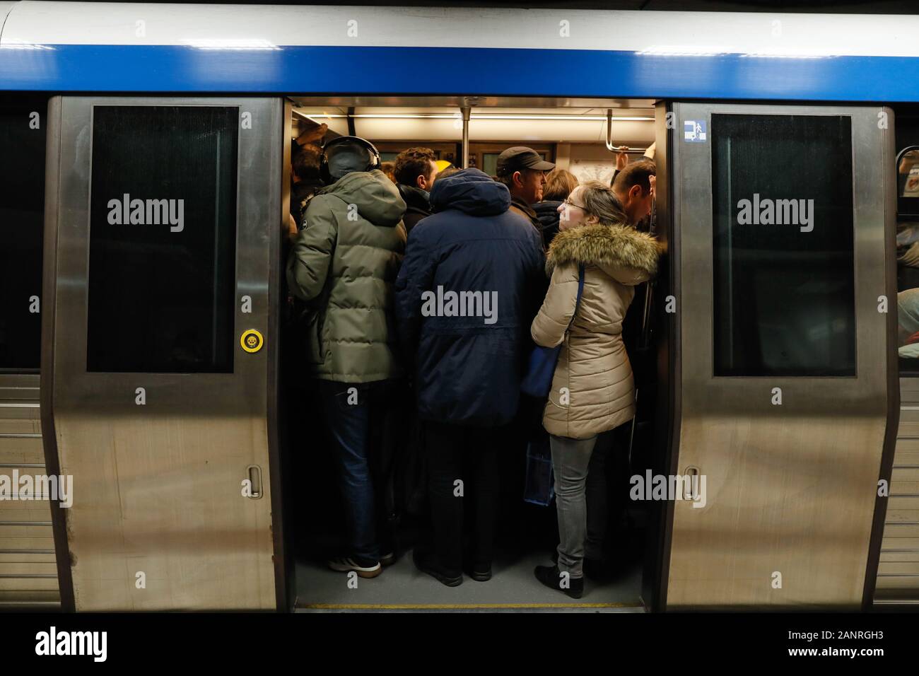 Bukarest, Rumänien - Januar 15, 2020: große Gruppe von Leute, die in die und aus der U-Bahn in die Victoria Square (Piata Victoriei) erhalten Stockfoto