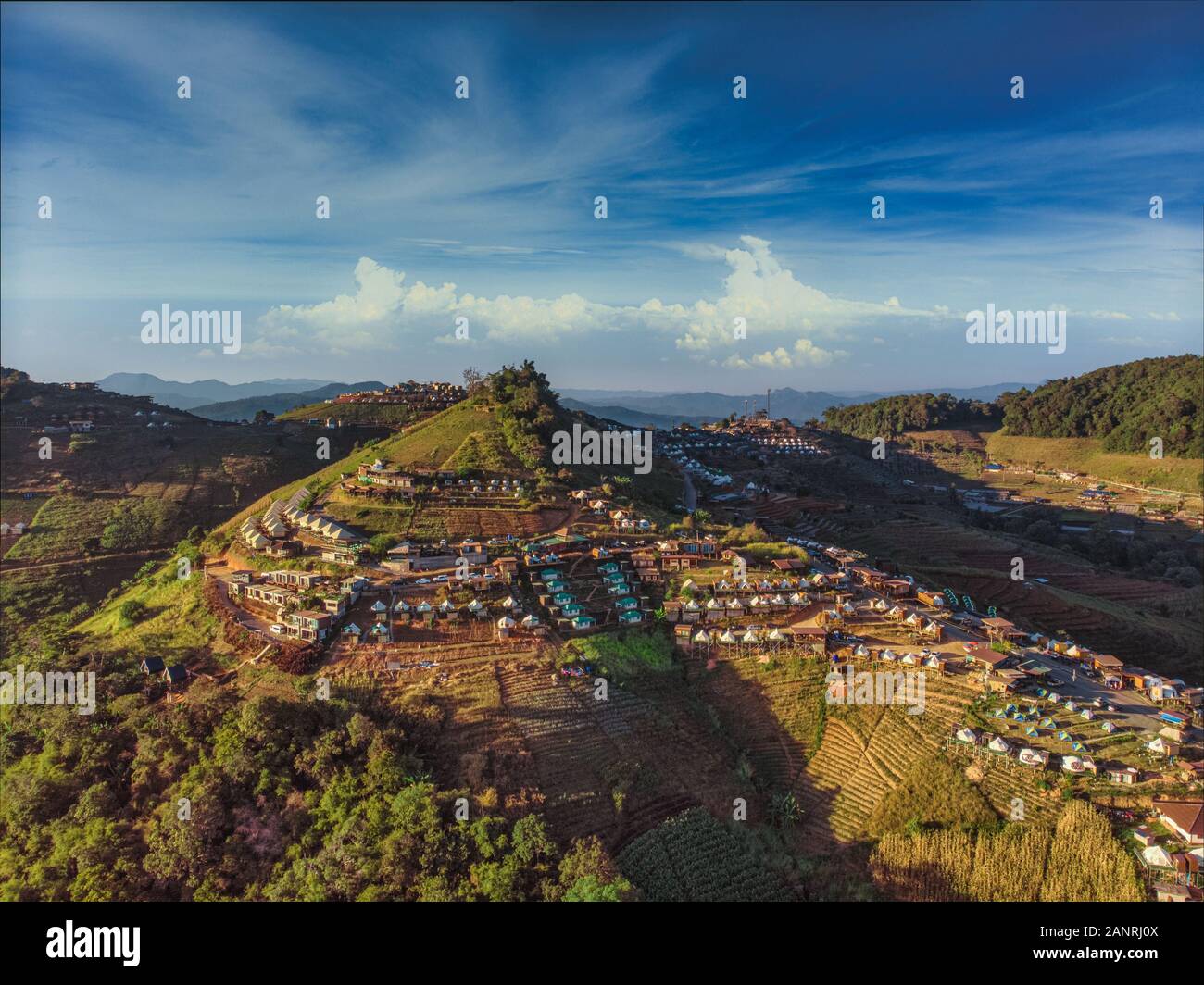 Ansicht von oben Luftbild aus fliegende Drohne von Doi Mon Jam Camping Zelt touristische Attraktionen in Mae Rim Bezirk Provinz Chiangmai Thailand Stockfoto