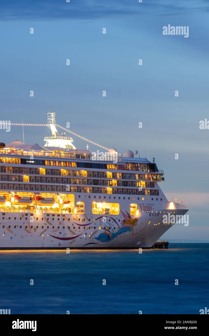 Großes Kreuzfahrtschiff Superstar Virgo aus der Star Cruises Firma angedockt an Station Pier, Melbourne, Australien. Stockfoto