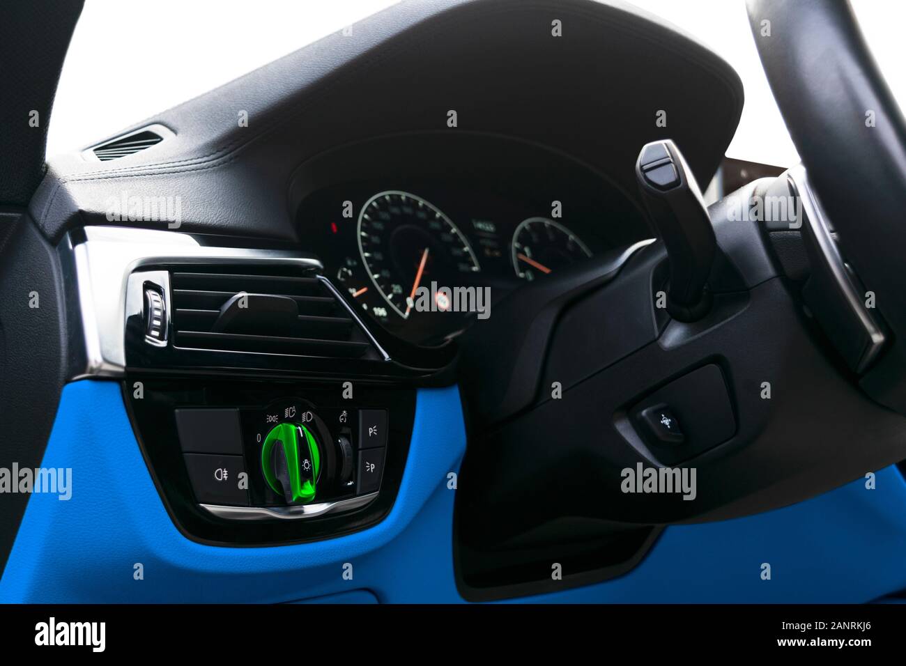 Innenraum mit dem Lichtschalter. Das Licht Knopf im Auto.  Multifunktionshebel Scheinwerferkonsole Schalter. Ein- und Ausschalten  Einschalten der Scheinwerfer im Auto Stockfotografie - Alamy