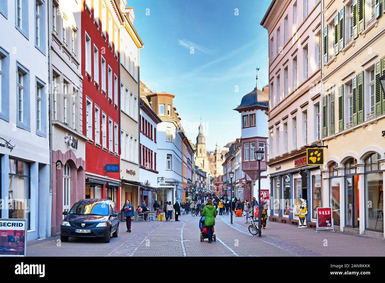 Heidelberg, Deutschland - Januar 2020: Menschen zu Fuß nach unten shopping Hauptstraße am sonnigen Wintertag Stockfoto