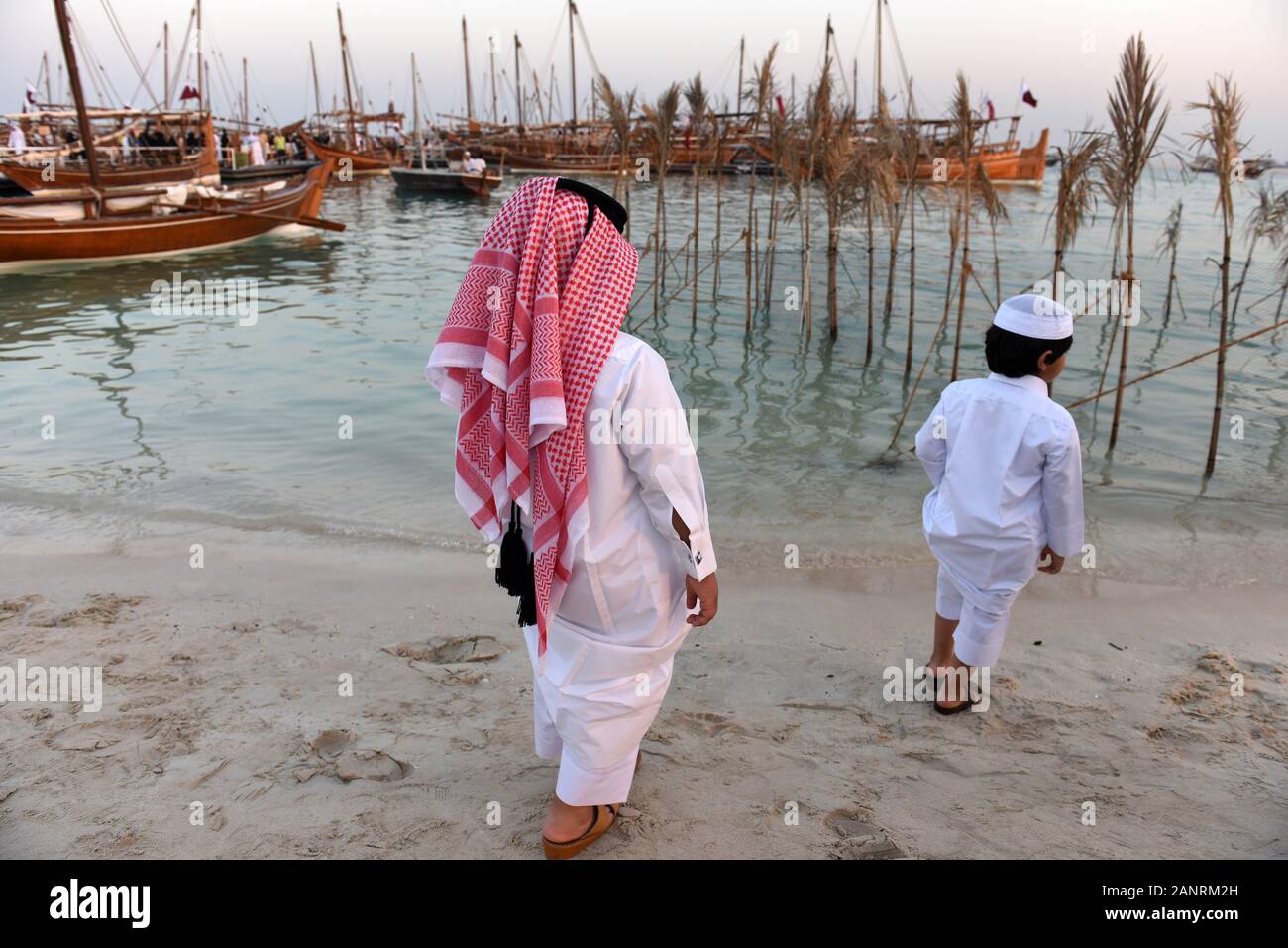 Dhaus Festival, Katara, Qatari Boys am Strand Stockfoto