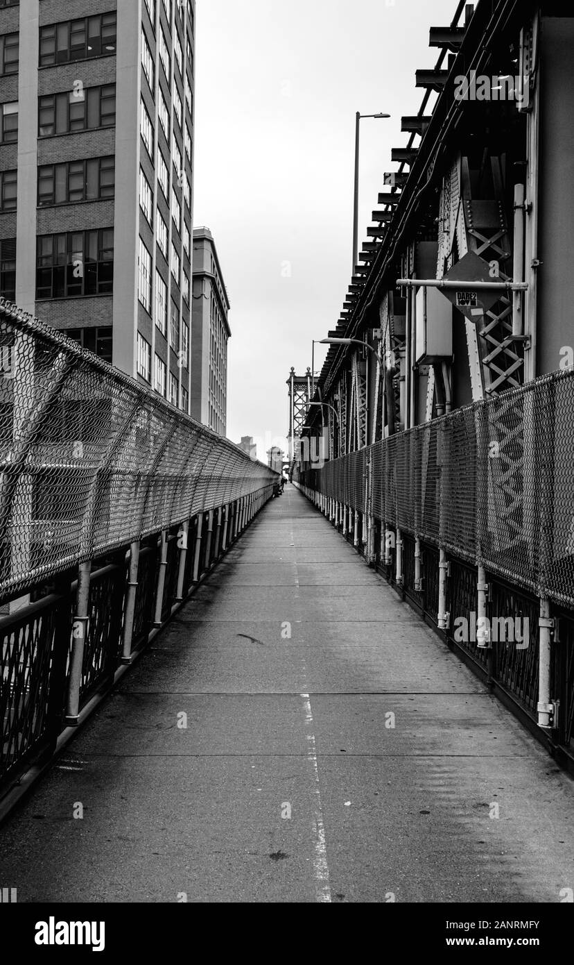 Blick nach Westen auf den Fußgängerweg der Manhattan Bridge, der von Brooklyn in Richtung Manhattan führt Stockfoto