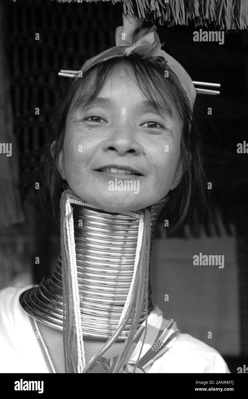 Schwarz und whiteportrait von Karen lange Hals Frau. Bergstämme. Chiang Rai, Thailand. Stockfoto
