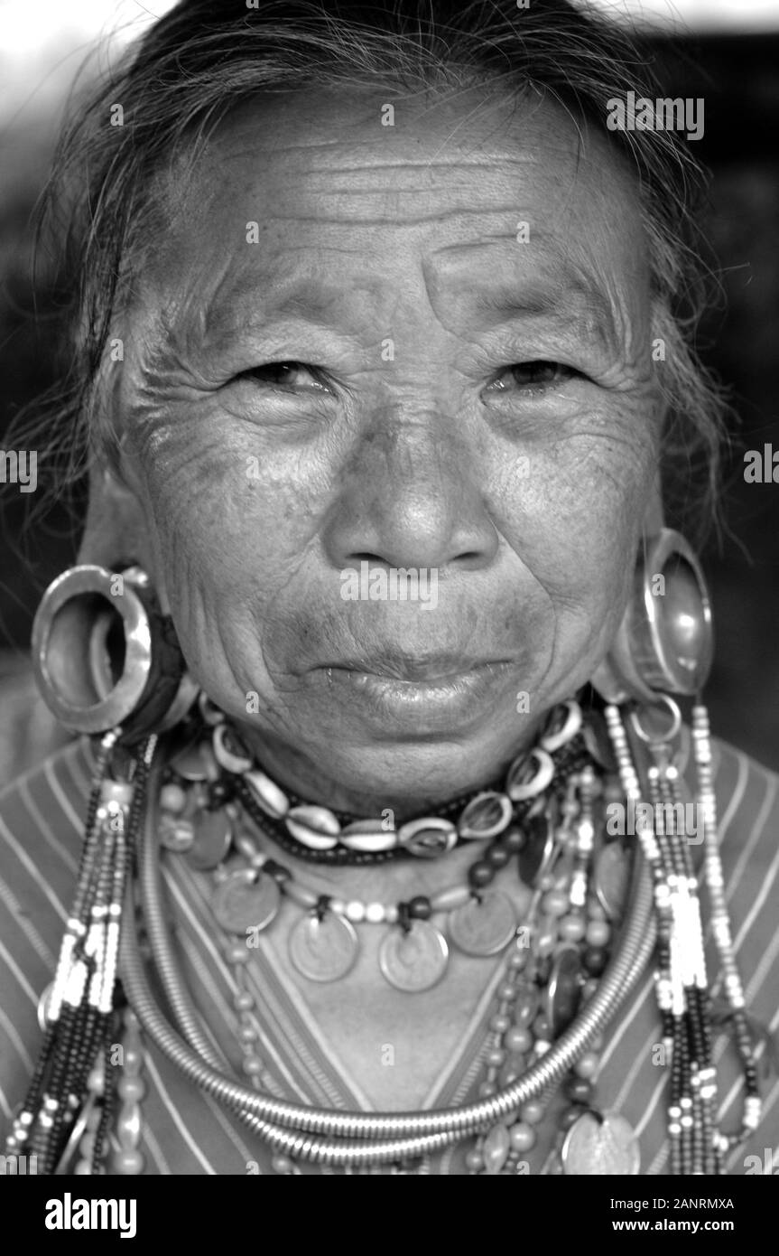 Schwarz und whiteportrait von Karen lange Hals Frau. Bergstämme. Chiang Rai, Thailand. Stockfoto