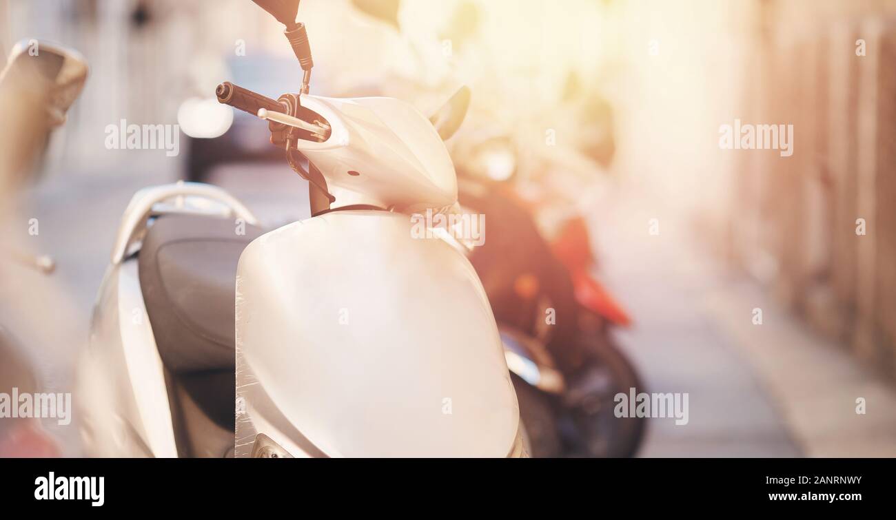 Satz von Motorräder zu mieten auf der Straße geparkt, Parkplatz für gemeinsame Nutzung Stockfoto