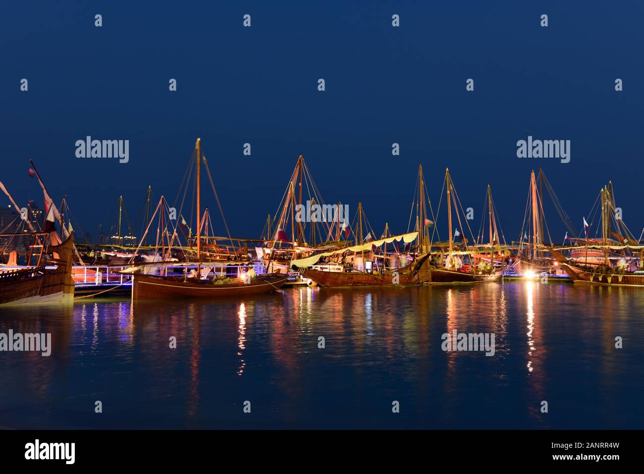 Allgemeine Ansicht eines Daus in der Nacht, Katara traditionellen Dhow Festival, Doha, Katar. Stockfoto