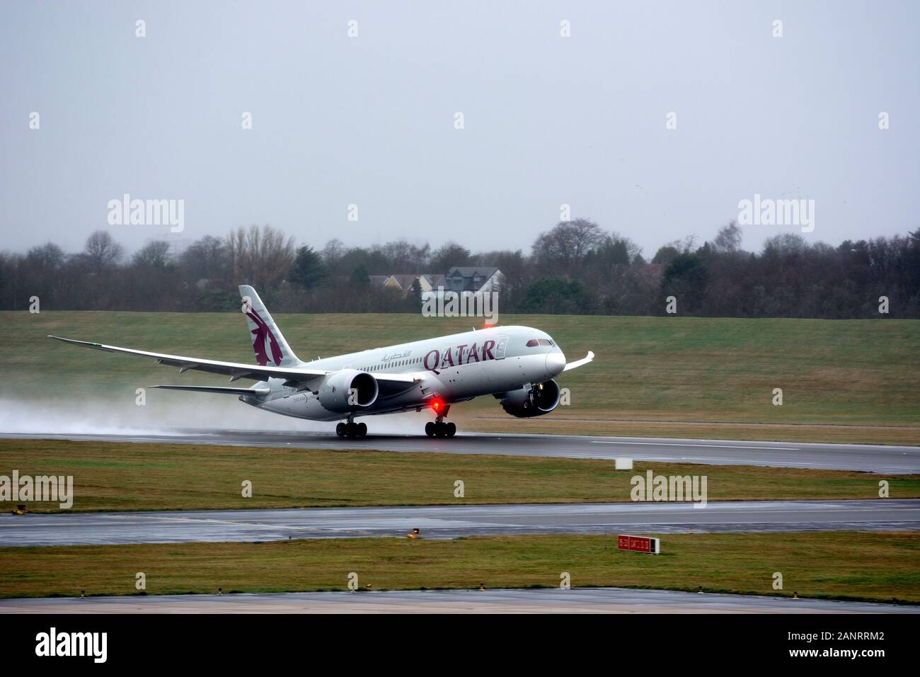 Qatar Airways Boeing 787-8 Dreamliner hebt ab bei nassem Wetter, Flughafen Birmingham, UK (A7-BDD) Stockfoto