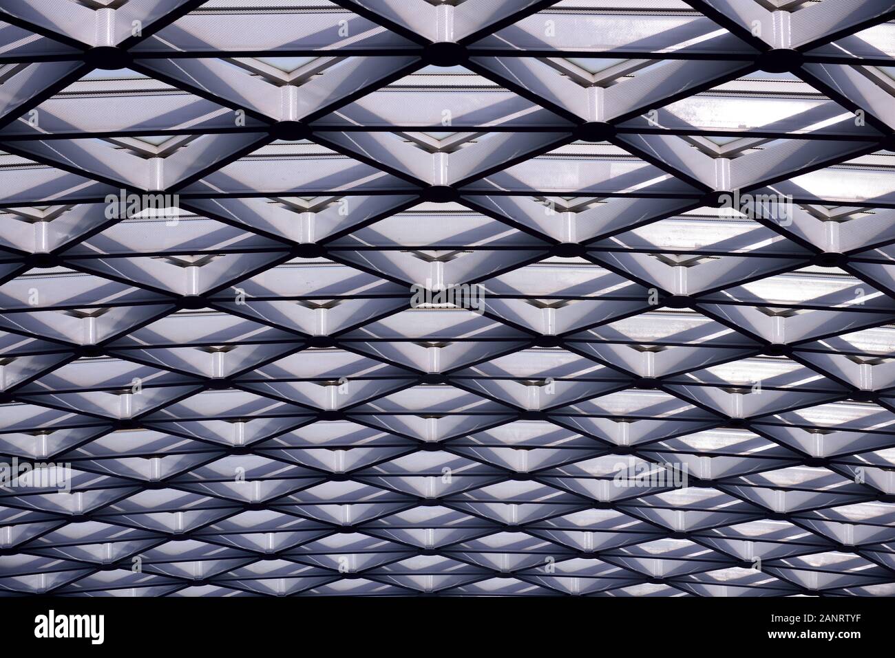 Geometrisches Dreieck, das sich wiederholende Linien und Muster, Dachfenster-Architektur, Vollformat, in der Ferne kleiner verblasst Stockfoto