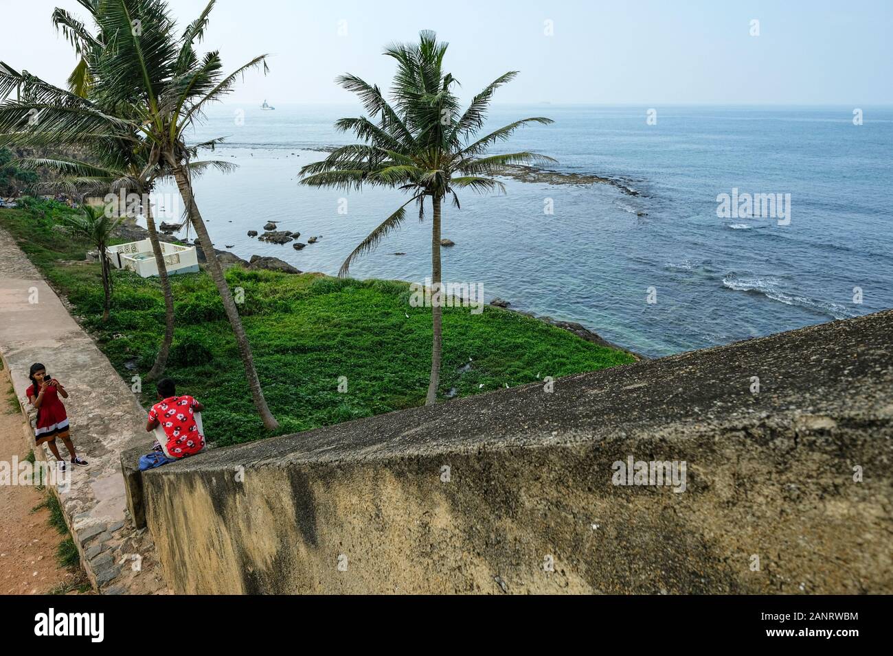 Galle, Sri Lanka - Januar 2020: Ein junges Paar, das am 14. Januar 2020 in Galle, Sri Lanka, Bilder an den Wänden des Galle Forts machte. Stockfoto